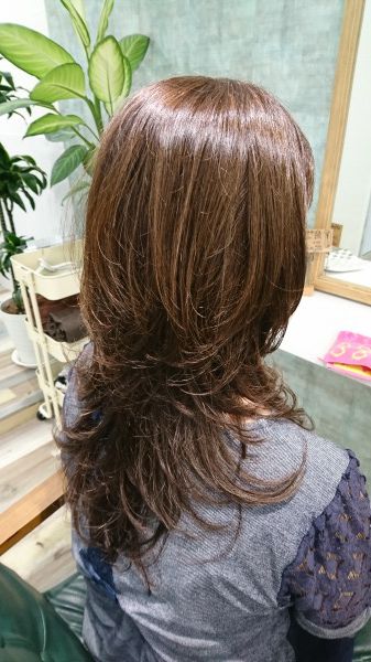 ロングスタイル レイヤー多めスタイル ヘアデザインページ詳細 布施 美容室 Hair La Chic ヘアー ラシック